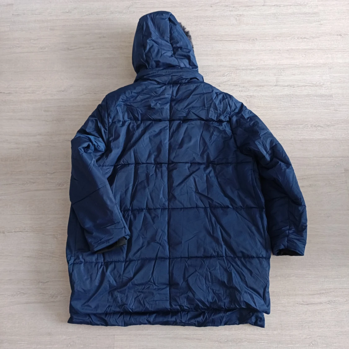 Blå pufferjacka med huva och fuskpäls - 3