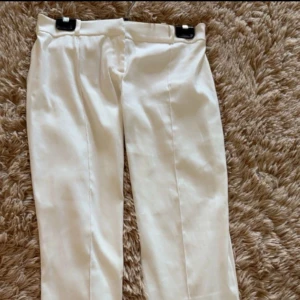 Vita raka kostymbyxor - Snygga vita kostymbyxor,lågmidjade helt nya har bara använts 2 gånger 