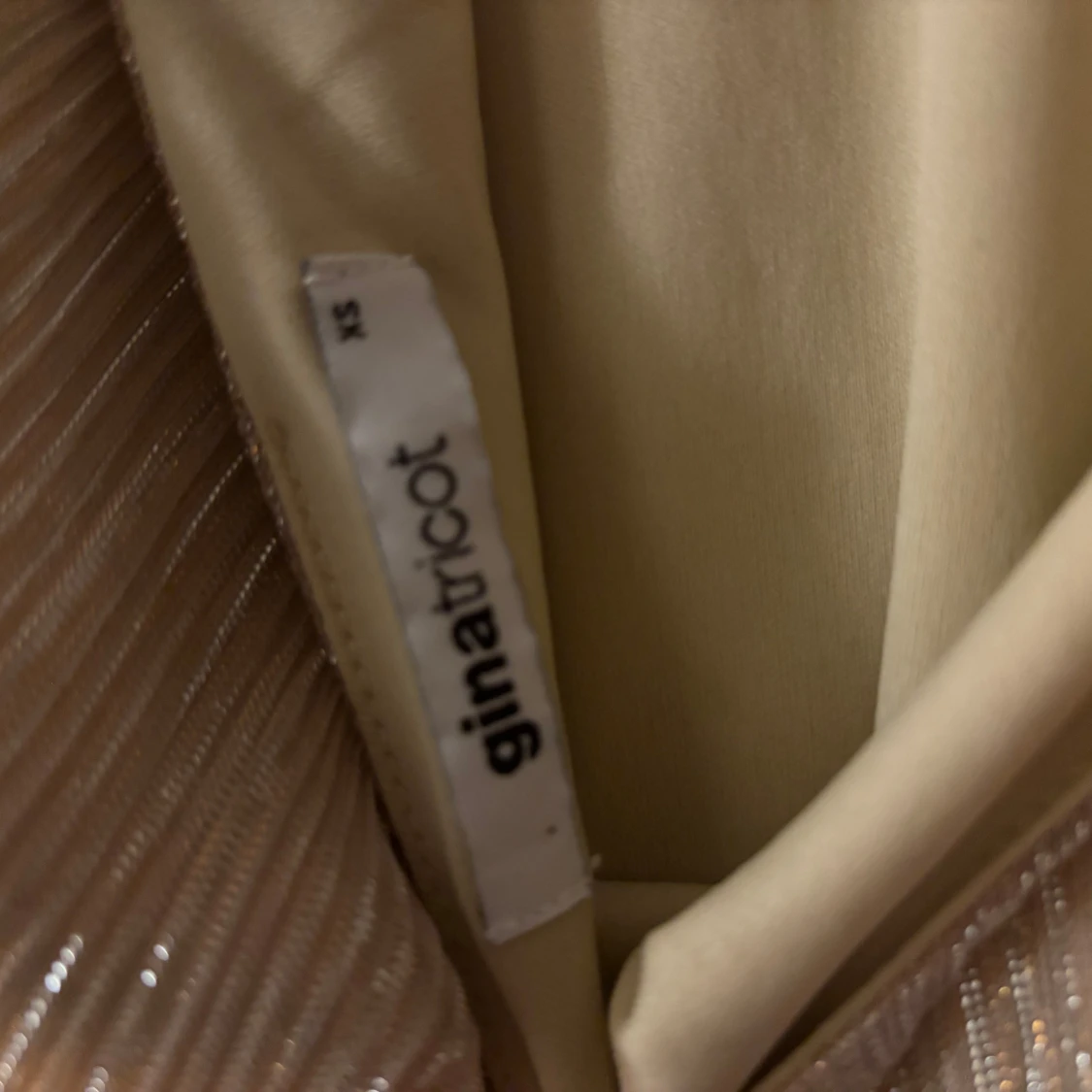 Glittrig champagneklänning Gina Tricot - 2