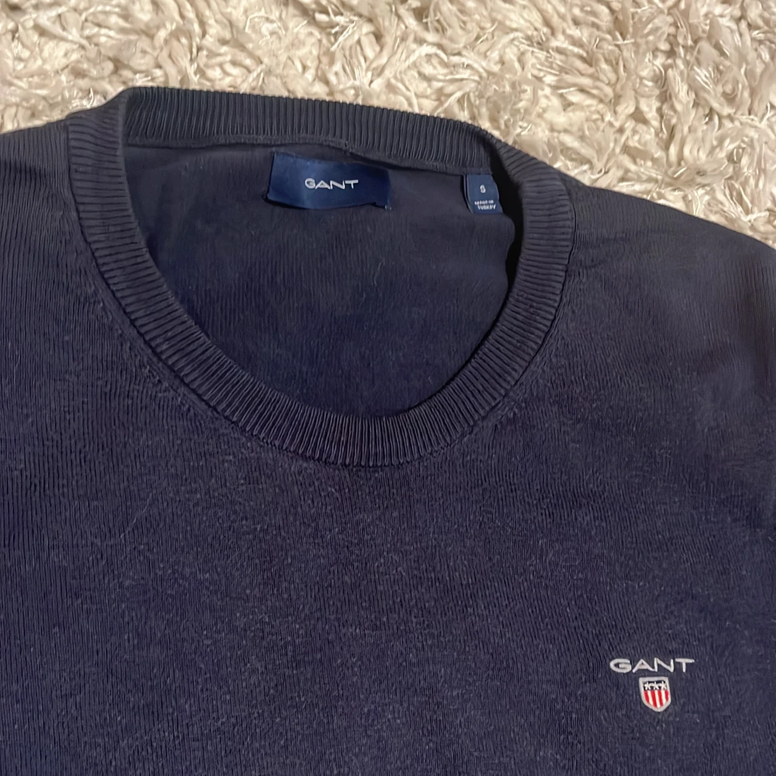 Mörkblå stickad tröja från GANT - 1