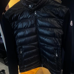 Moncler Cardigan  - Säljer nu min Moncler jacka som är VÄLDIGT sparsamt använd (max 3-4 gånger) då jag köpte en annan i samband med denna och bara legat sen dess.  Storlek: S men passar även M då jag själv har M vanligtvis.   Köpt för 12.199kr på ROOM 1006 i Emporia Malmö i maj månad detta året, kvitto finns.   B.v.s.a.