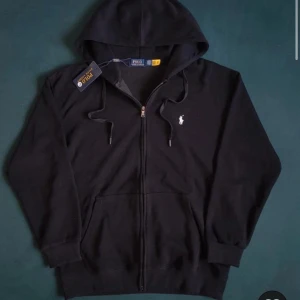 Svart hoodie från Polo Ralph Lauren - Helt ny. Står L men sitter som m
