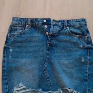 Jeans kjol från Only - Blå jeans kjol från only med tre knappar, har använt några gånger.
