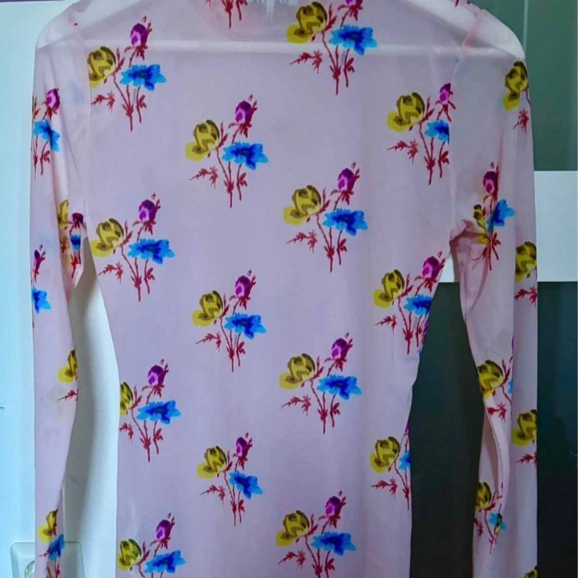 GANNI - ljusrosa långärmad topp med hög krage - 2