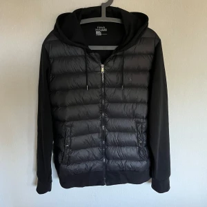 Ralph Lauren cardigan - Säljer nu denna populära cardiganen från Ralph Lauren i storlek L | modellen är 185 cm lång och väger ca 77 kg och den är för stor | fint skick