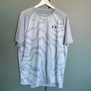 Under armour tränings t shirt  - Tränings t shirt från Under Armour | Storlek L | Vädkigt fint skick och snygg design 👌