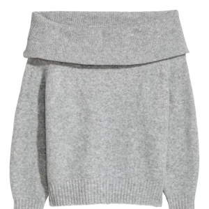 Grå offshoulder stickad tröja H&M - Supermysig grå stickad tröja från H&M med bred offshoulder-krage. Tröjan har lång ärm och ribbade muddar vid ärmslut och nederkant. Perfekt för lager-på-lager och chill höstkvällar.