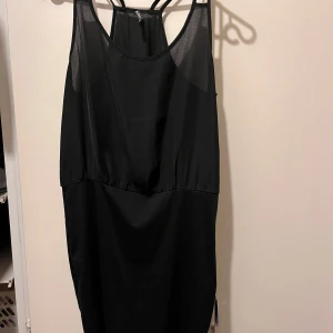 Klänning strl S  - Svart kort klänning i strl S från Rut & Circle.  - dragkedja sidan  Mycket fint skick.  Modellen på bilden är 160 cm lång för referens.  