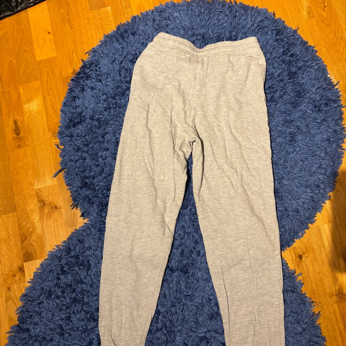 Grå mjukisbyxor med tryck - 1