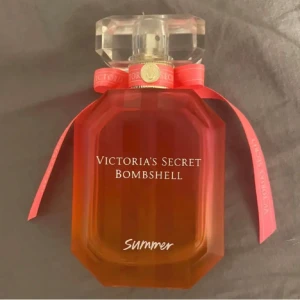 Victoria's Secret Bombshell Summer 100ml - Cirka 50ml kvar. Luktar sött, fräckt och fruktigt/blommigt🥰.