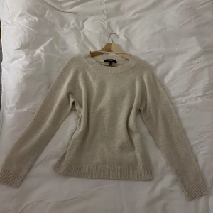 Beige stickad tröja veromoda  - Super fin basic stickad tröja från veromoda 🩷använd fåtal gånger. 