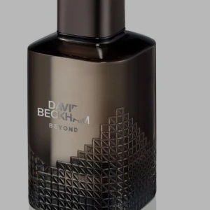 David Beckham Beyond parfym - Stilren parfym från David Beckham med modern design. Perfekt för dig som vill sticka ut med en ikonisk doft. Snygg flaska som passar in i varje badrumshylla.
