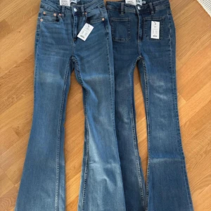 2 st Blå flare jeans XXS (stora i storleken)  - Säljer två par blåa flare jeans i storlek XXS(stora i storlek jag upplever dom som xs) Ena modellen har klassiska fickor, den andra har patchfickor fram. Båda är i full längd och har snyggt utsvängda ben. Perfekta för dig som gillar retrovibbar och vill sticka ut med en cool siluett. Båda 2 jeansen för 150 kr 