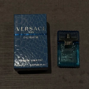 Versace Man Eau Fraîche 5ml - perfekt til å teste ut, ha med på reise eller i lomma til enhver anledning.  Duftnoter: frisk sitrus, aromatiske urter og en varm, maskulin base. Størrelse: 5ml (ny/uåpnet). Passer perfekt både til hverdags og spesielle anledninger.  Kan hentes i Oslo sentrum eller sendes etter avtale!