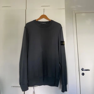 Stone Island grå sweatshirt - Som ny Stone Island tröja i grå. Storlek M. Nypris 280€ mitt pris 100€. Äkta såklart, säljer på grund av lite användning.
