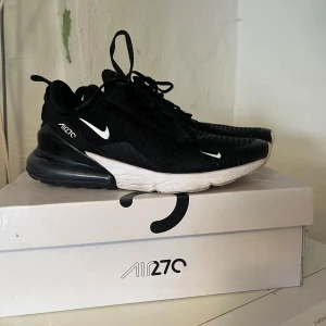 Nike Air Max 270 svart/vit - Air max 270 Storlek 42,5 Bra skick