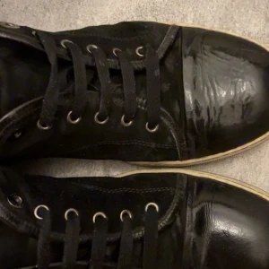 Lanvin Sneakers - Säljer nu mina lanvins! då jag har haft dom ett tag nu, inte i nyskick men fortfarande ganska fräscha! St 44 passar även 45 ganska stora i storleken skick 7/10 ganska slitna men riktigt fina om man tar tid o tvättar dom! Priset inte hugget i sten kom dm för frågor!💯