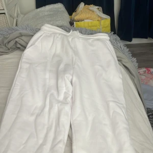 Vita mjukisbyxor från P.Sisters XXS - Säljer ett par vita mjukisbyxor från P.Sisters i storlek XXS. Byxorna har resår i midjan och snörning för extra komfort. Perfekta för en chill och avslappnad stil. Mjukt material som känns skönt mot huden.