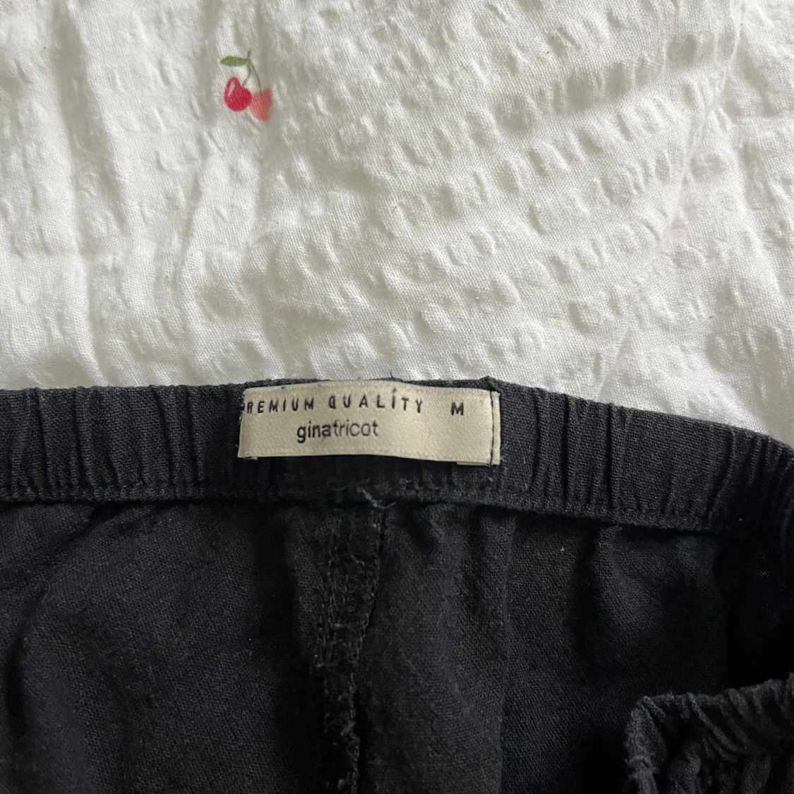 Svarta linnebyxor från Gina Tricot - 1