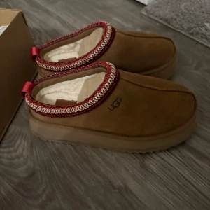 Ugg tazz - Snygga ugg som ser och är helt nya. Användes max 5ggr. Säljer de då jag har ett par andra. Köptes på Zalando förra året. Kan skicka kvitto om ni köper. De är sprayade så de tål regn. 🌧️ pris kan diskuteras 