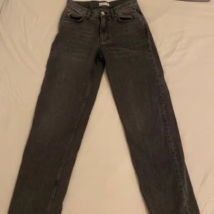   Gina Tricot jeans - Snygga grå jeans från Gina Tricot, modell Perfect Jeans. De har hög midja, raka ben och klassisk femficksdesign. Jeansen är tillverkade i denim och har en stilren look som passar till det mesta. Perfekta för dig som gillar en enkel men trendig stil.