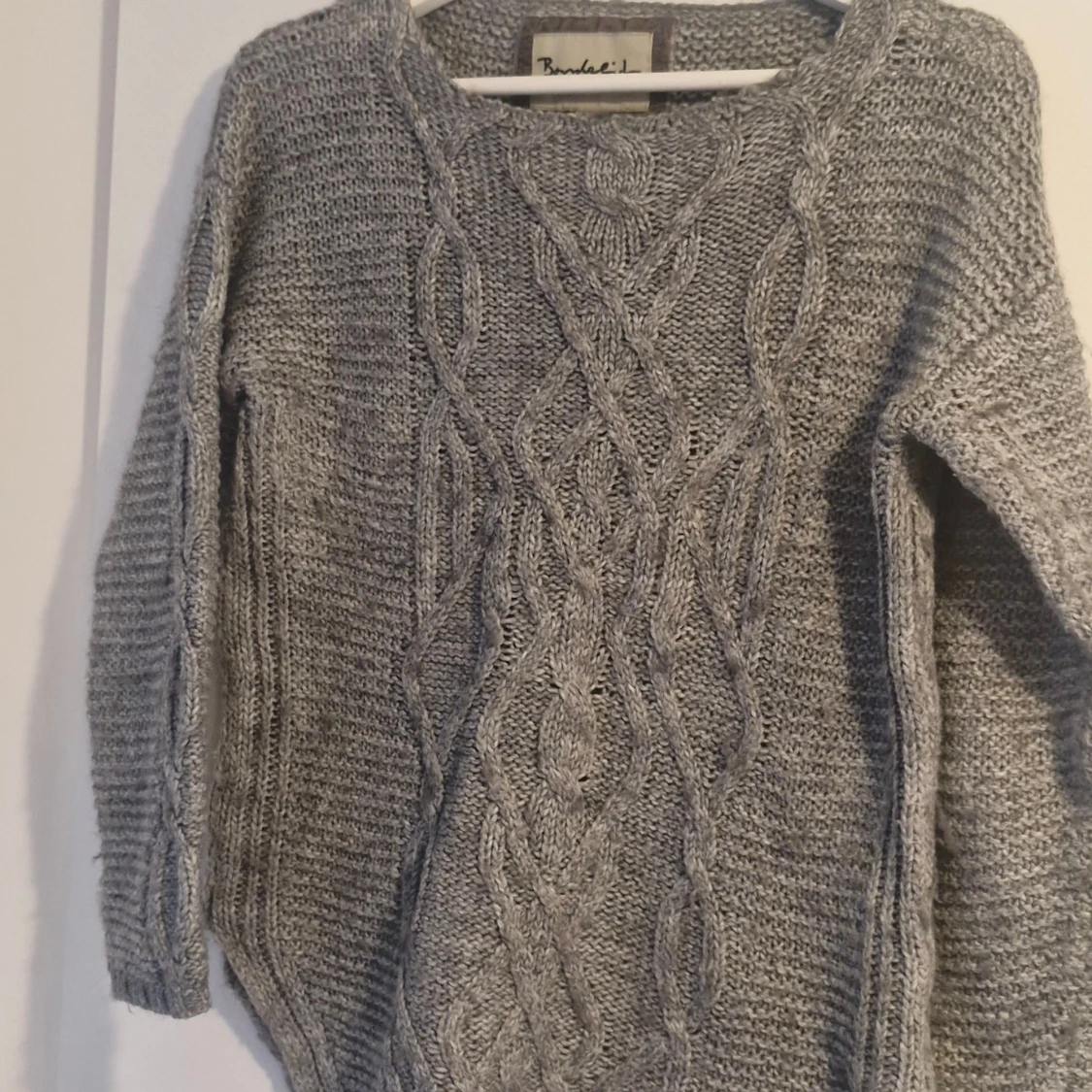 Grå stickad tröja från Bondelid