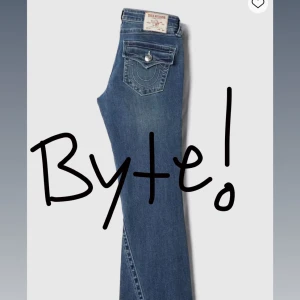 BYTE!! True Religion Joey Low Rise Flare Jeans mot likadana svarta strl 26 istället!❤️ - Byte!! Eller köp, skitsnygga blå jeans från True Religion, modell Joey Low Rise Flare. Alltså low waist, strl 25, söker svarta i storlek 26!! Kontakta gärna!❤️❤️endast testade! har kvitto