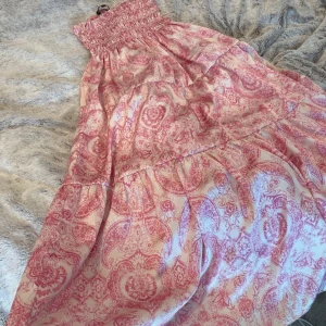 Maje Kjol - Jätte gullig kjol från maje, den är i mycket bra skick och är knappt använd. Nypris var runt 3000kr❤️