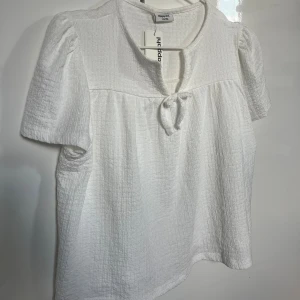 Super söt vit blus!🌸 - En super söt blus som funkar till allt!!! Aldrig använd och säljer den då den inte kommer till använding här🫶🏻 i storlek 146-152 men passar lika bra till xxs