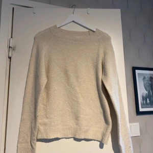 Beige stickad tröja från Vero Moda - Mysig beige stickad tröja från Vero Moda i storlek XS. Tröjan har rund halsringning, långa ärmar.