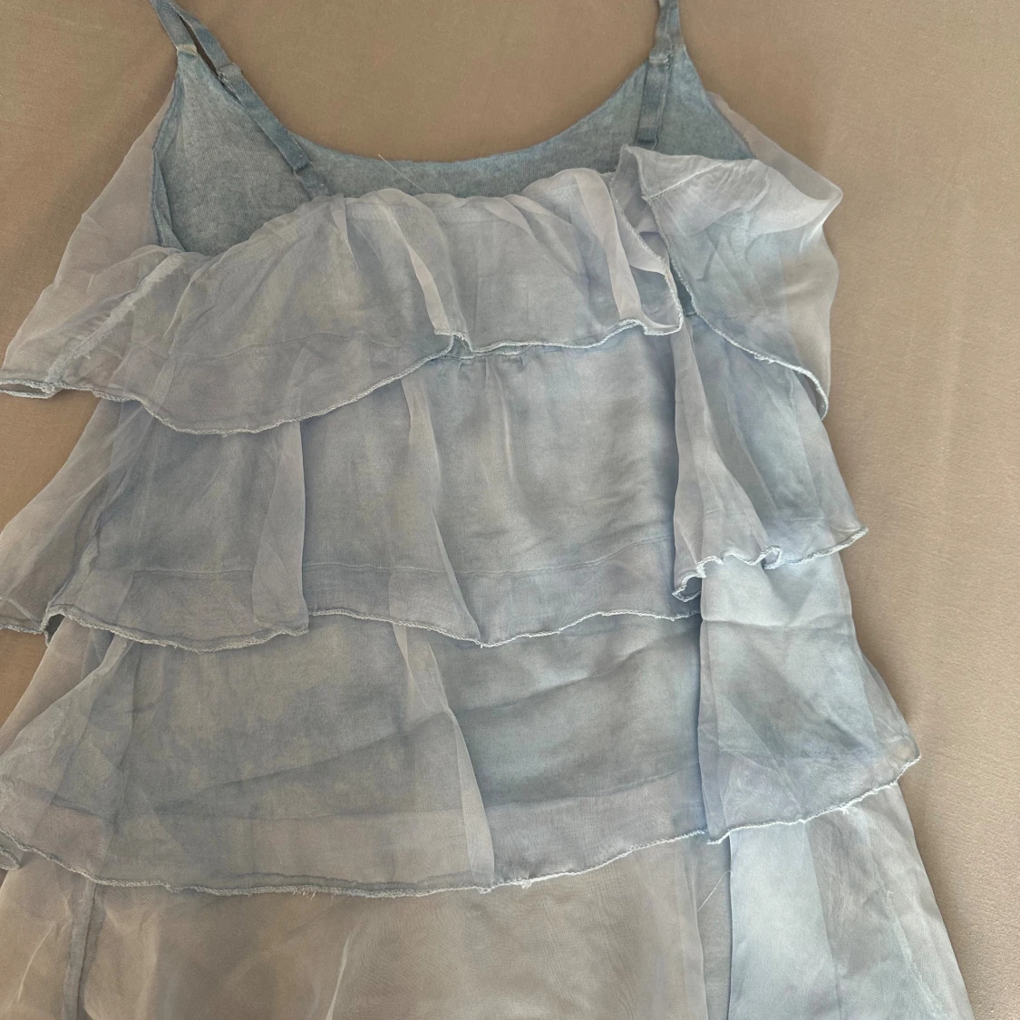 Ljusblå volangig linnetopp i silke - 2