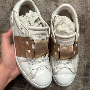 Valentino open  - Fina valentino i rose gold! Dustbag finns, Bara skriva vid frågor😁 
