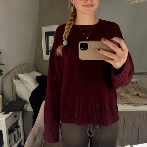 Vinröd stickad tröja & Other Stories - Mysig vinröd stickad tröja från & Other Stories i storlek M, Brukar vanligtvis ha xs/s i kläder men denna passar mig perfekt 