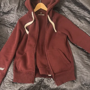 Vinröda mjukisbyxor från Russedress S - Vinröda mjukisbyxor från Russedress i storlek S. Byxorna har resår i midjan med vita snören, två sidofickor och är gjorda i mjukt bomullsmaterial. Säljer för de inte kommer till användning, köpt för 1250kr säljer för 900. Bra skick jag har använt de ungefär 3-2 gånger.