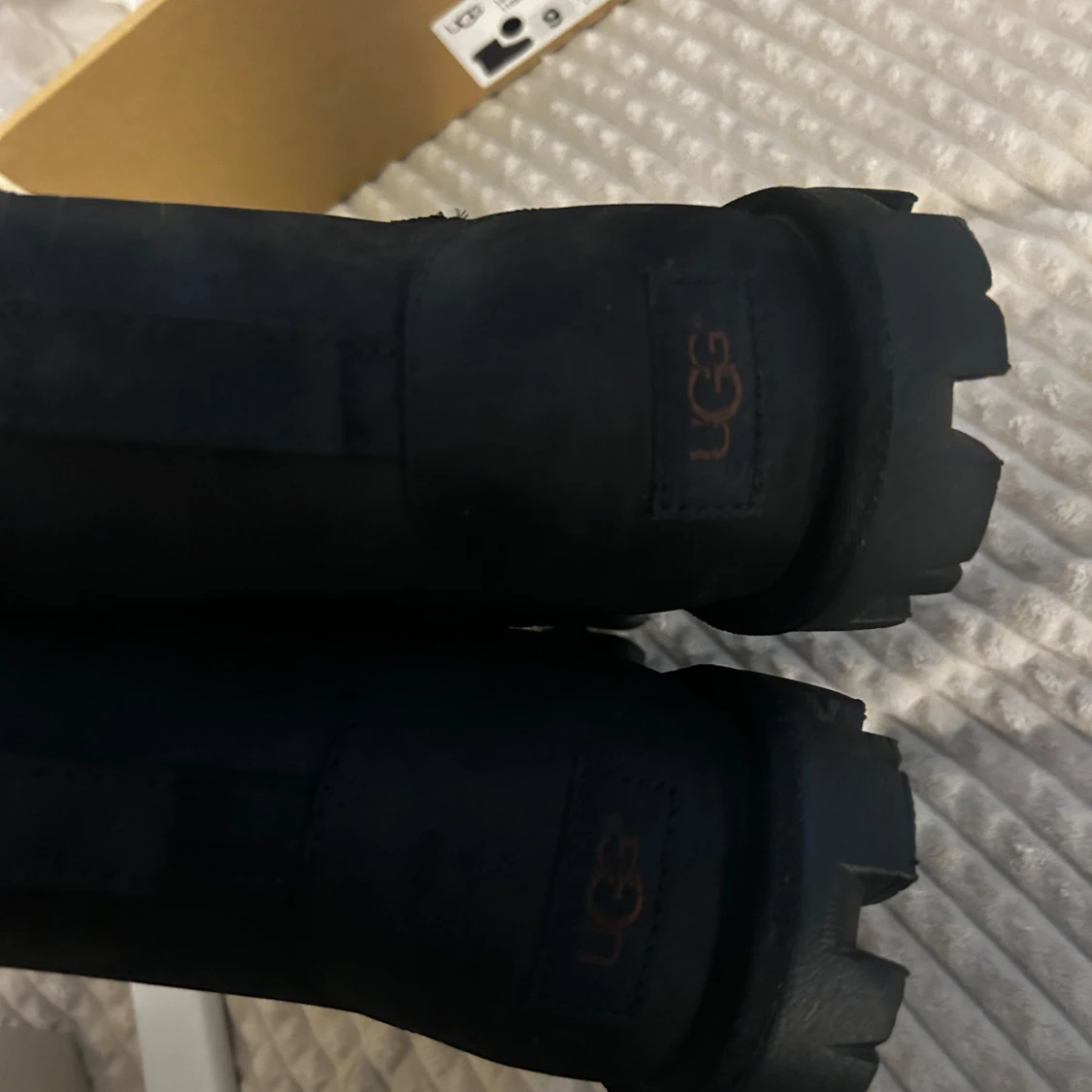 Svarta UGG Essential Mini boots - 4