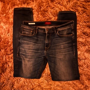 Jeans, Regular fit från Jack and Jones - Säljer ett par mörkblå jeans från Jack and Jones med storlek W32/L34. Nypris: 899,25:- 