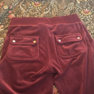 Vinröda velourbyxor Juicy Couture XS - Del ray juicy couture byxor, nästan aldrig använda och sälja pga ändrad stil. Tröjan finns också att köpa❤️ skriv gärna om ni undrar något eller om ni vill ha fler bilder🫶🏼