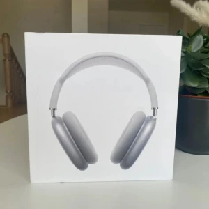 AirPods Max - Snygga Apple AirPods Max i silver, komplett med originalförpackning, laddkabel och Smart Case. Hörlurarna ser ut att vara i mycket gott skick utan synliga repor eller skador. Upplev fantastisk ljudkvalitet, aktiv brusreducering och premiumdesign.