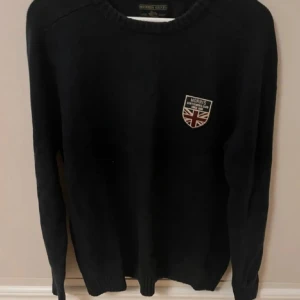 Marinblå tröja Morris - Säljer en snygg marinblå tröja från Morris. Storlek L på tröjan men sitter relativt bra för M också. Väldigt bra skick på tröjan, priset kan diskuteras