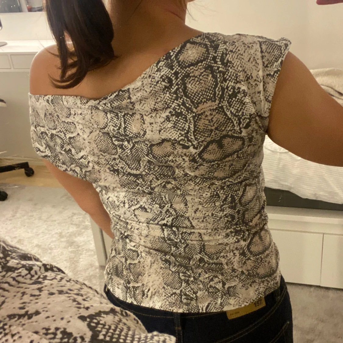 Beige/grå one shoulder topp med ormmönster - 3