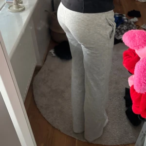 Gina Tricot lågmidjade mjukisbyxor - Säljer dessa lågmidjade mjukis byxor från Gina Tricot, sparsamt använda men inga defekter 💗 storlek XS i färgen ljus grå!💗