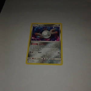 Magnemite - Coolt Pokémonkort med Magnemite! Perfekt för dig som samlar eller spelar Pokémon TCG. Kortet har snygg design och är en grym detalj i din samling. Passar både nybörjare och erfarna spelare som vill utöka sitt däck.