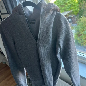 Massimo dutti cardigan - Tjena, säljer en mycket sällsynt Massimo dutti cardigan i bra skicka i storlek m men skulle säga att den mer är s-m. Tveka inte kring frågor och priset är inte hugget i sten🙌