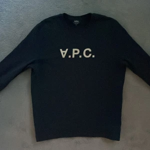Apc tröja - Snygg Apc tröja i perfekt skick utan defekter. Storleken är XXL men den sitter som en L. KOM MED PRISFÖRSLAG