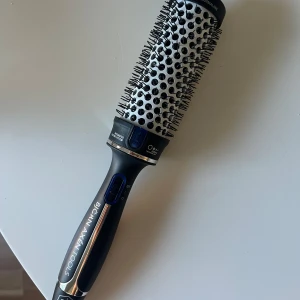 Björn Axén Värmeborste - Säljer denna värmeborste från Björn Axén då den inte kommer till användning. Den är i ett väldigt gott skick som man kan se på bilden. Pris är diskuterbart💕