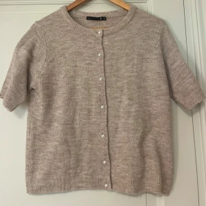 Beige kofta med pärlknappar  - Använd runt 2 gånger så i princip i nyskick