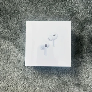 Airpods pro 2 - Säljer helt nya oöppnade trådlösa premiumhörlurar med det senaste H2-chipet. De har kraftfull aktiv brusreducering som stänger ute störande ljud.