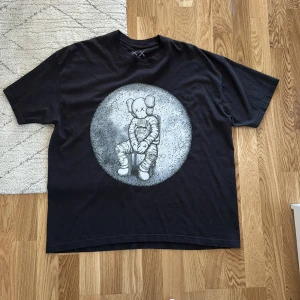 Kaws x Kid Cudi t-shirt - Kaws och Kid Cudi collab köpt 2022 från officiella hemsidan, kvitto finns. Aldrig använt!