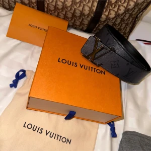 Louis Vuitton bälte  - Säljer mitt Louis Vuitton bälte som är storlek 90 väldigt fint bälte använt väldigt varsamt. Kvitto finns med alla tillbehör. 
