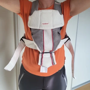 BabyBjörn Bärsele Mesh - Bekväm och ergonomisk BabyBjörn bärsele i ventilerande mesh-tyg. Justerbara remmar och stöd för både barn och bärare. Selen är i mycket gott skick utan synligt slitage eller fläckar. Perfekt för både korta och långa promenader.